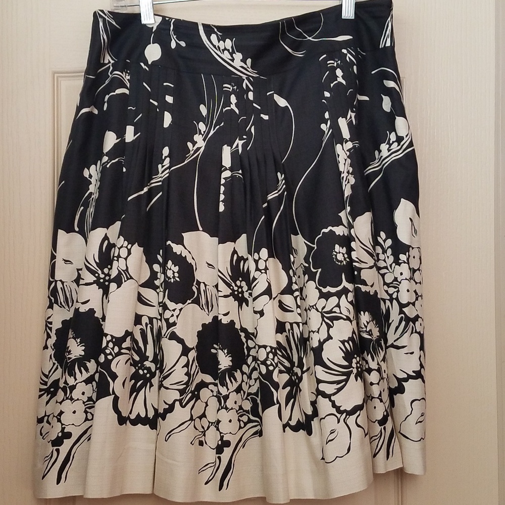 Ann Taylor black and cream skirt